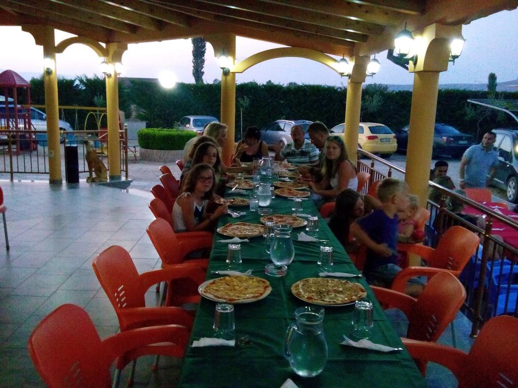 Hotel Restaurant Globi Веліпоя Екстер'єр фото